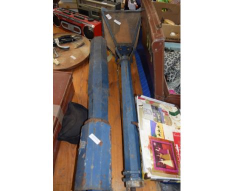 VINTAGE ELECTRIC OUTDOOR LAMP ON HOLLOW IRON POLE