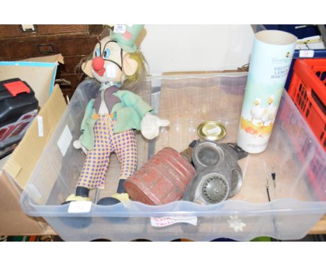 BOX OF MIXED ITEMS TO INCLUDE A RETRO TOY CLOWN, A GAS MASK AND AN OIL LAMP CHIMNEY