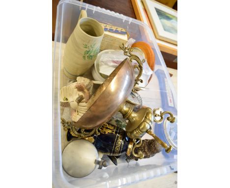 BOX OF MIXED ITEMS TO INCLUDE A LARGE BRASS DOUBLE HANDLED PEDESTAL BOWL, VARIOUS VASES, A BESWICK MODEL OWL, WALL CLOCK, COL