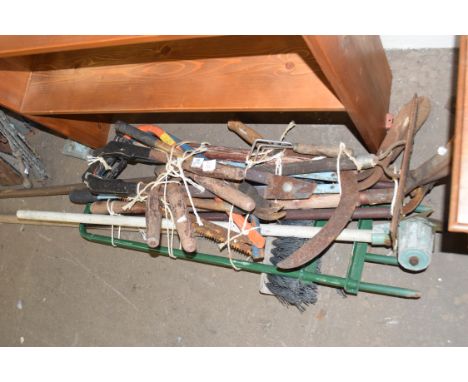 BUNDLE OF GARDEN TOOLS