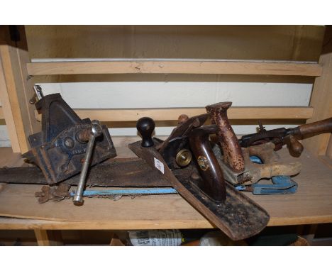 MIXED LOT OF TOOLS TO INCLUDE WOODWORKING PLANES, SAWS, VICE ETC