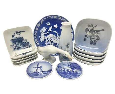 Royal Copenhagen, Mors Dag 1973 plate, together with Royal Copenhagen  vase and ticket dishes and a Lladro swan  