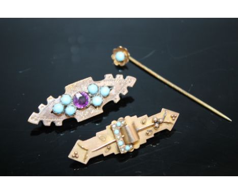 THREE VINTAGE TURQUOISE SET JEWELLERY ITEMS, comprising a hallmarked 9ct gold bar brooch, a gilt metal bar brooch and a 9ct g