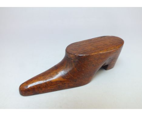 A CARVED OAK VINTAGE NOVELTY SNUFF CARVED IN THE FORM OF A SHOE, L 10 cm