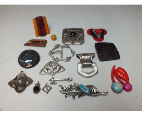 A COLLECTION OF VINTAGE AND MODERN JEWELLERY ITEMS, to include a selection of vintage buckles and clips, a retro plastic cher