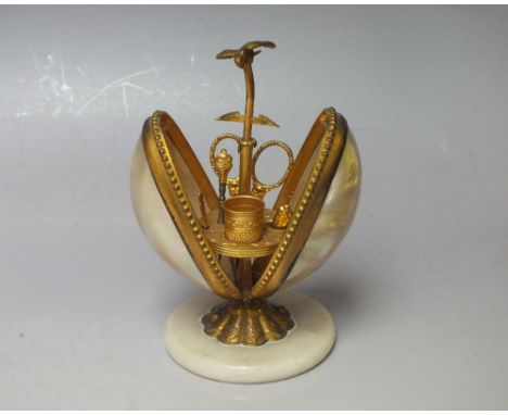 A LATE 19TH / EARLY 20TH CENTURY CONTINENTAL SEWING ETUI, in the form of a mother of pearl shell with spring-action mechanism