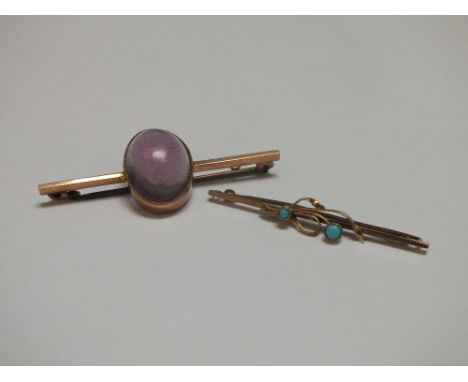 A 9CT GOLD BAR BROOCH WITH CENTRAL OVAL PALE AMETHYST CABOCHON, W 5.2 cm, together with a smaller 9ct gold and turquoise set 