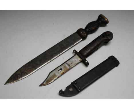 A 20TH CENTURY SCOTTISH DIRK AND KALASHNIKOV BAYONET IN METAL SCABBARD, dirk L 39 cm, bayonet L 33 cm