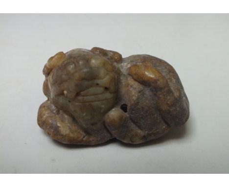 AN ANTIQUE JADE CARVING OF A RECUMBENT LION, H 3 cm, L 6 cm