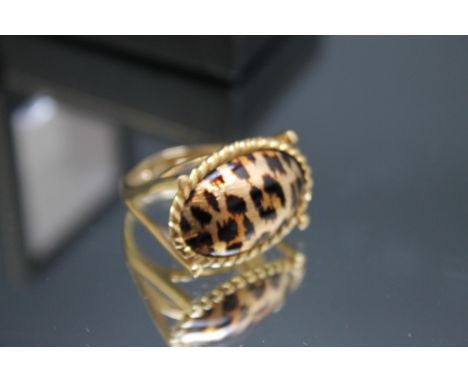 A HALLMARKED 9 CARAT GOLD HIGH GALLERY RING, having enamel type 'leopard print' panel, ring size Q, approx weight 5g