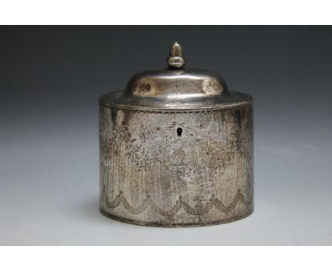 AN EARLY HALLMARKED SILVER TEA CADDY  LONDON BY WILLIAM VINCENT - LONDON 1775, currently locked, having concealed hinge, flor