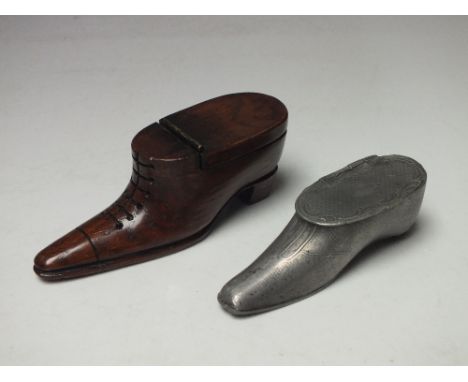 A VINTAGE CARVED OAK SNUFF BOX IN THE FORM OF A SHOE, L 10.5 cm, together with a small pewter snuff box in the form of a shoe