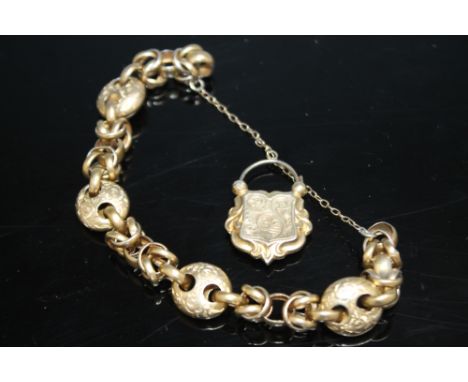 A VINTAGE STYLE INTERLINK BRACELET WITH BRIGHT CUT DETAIL, having shield style padlock clasp