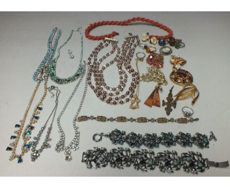 A COLLECTION OF VINTAGE COSTUME JEWELLERY, to include a micro-mosaic panel link bracelet and a selection of bead and diamante