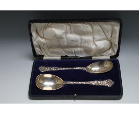 A GOOD PAIR OF CASED HALLMARKED SILVER STAG HUNTING THEME SPOONS BY JAMES WAKELY AND FRANK CLARKE WHEELER - LONDON 1895, the 