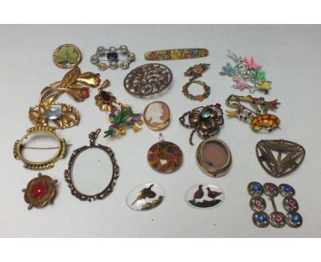 A COLLECTION OF VINTAGE COSTUME JEWELLERY, various styles and periods, comprising mostly brooches, together with two reverse 