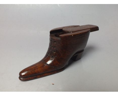 A VINTAGE NOVELTY SNUFF BOX IN THE FORM OF A SHOE, L 8.5 cm