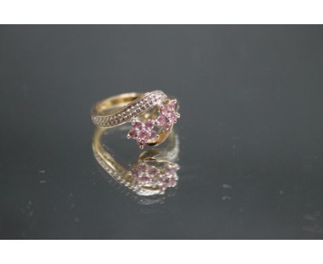 A HALLMARKED 9 CARAT GOLD PINK SAPPHIRE AND DIAMOND RING, approx weight 2.3g, ring size K 