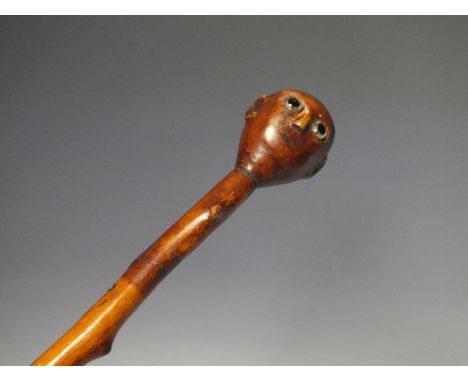 A VINTAGE FOLK ART NOVELTY WALKING STICK, the pommel carved in the form of a comical head, L 86.5 cm