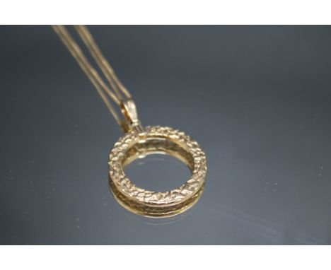 A HALLMARKED 9 CARAT GOLD CIRCULAR PENDANT, on 9 carat gold chain, approx weight 2.8g