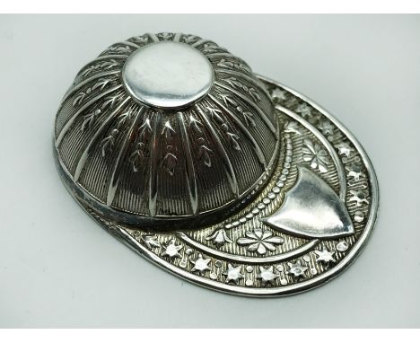 WHITE METAL TEA CADDY SPOON IN THE SHAPE OF THE JOCKEY CAPWeight: 12gSize: 5cm x 4cm
