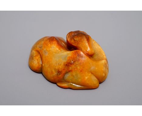 A Chinese carved russet jade model of a reclining horse, 19/20th C. H.: 3,5 cm - L.: 8 cm We have more lots available exclusi