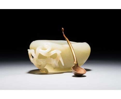 A Chinese jade calligraphy water jar with spoon, 19/20th century Dim.: 7 x 5 x 3,5 cm (the jar)L.: 7,5 cm (the spoon) We have