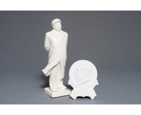 A Chinese figure of Mao Zedong with typical cap and round portrait plaque, 2nd half 20th C. H.: 29 cm H.: 14 cm - B.: 11,5 cm