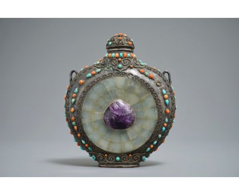 A silver flask with precious stones and coral, Mongolia or Tibet, 19/20th C. H.: 20,5 cm - L.: 17 cm We have more lots availa