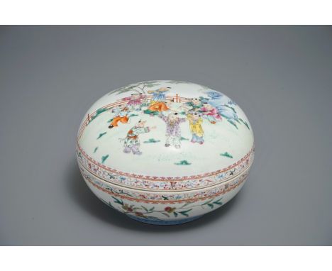 A Chinese famille rose box and cover with playing boys, Lin Zhi Cheng Xiang mark, Republic, 20th C. H.: 17 cm - Dia.: 26 cm W