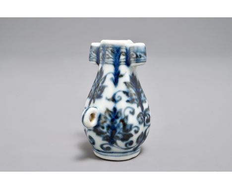 A Chinese blue and white birdfeeder shaped as an arrow vase, Xuande mark, Ming or later H.: 6,5 cm  Provenance: - Acquired fr