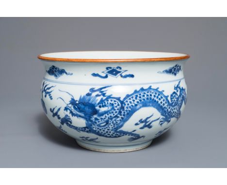 A blue and white Chinese censer with dragons chasing the pearl, Kangxi Dia.: 23,5 cm - H.: 14 cm We have more lots available 