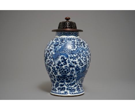 A Chinese blue and white "Phoenix" vase, Kangxi H.: 42,5 cm We have more lots available exclusively on our website www.rm-auc