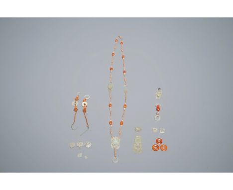 A Chinese jade and carneole necklace, Qing L.: 94 cm (the total lenght of the necklace) We have more lots available exclusive
