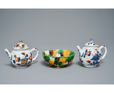 A pair of Chinese Imari-style teapots and a spinach and egg bowl, Kangxi H.: 11,5 cm - L.: 15 cm (the largest teapot)H.: 5,5 