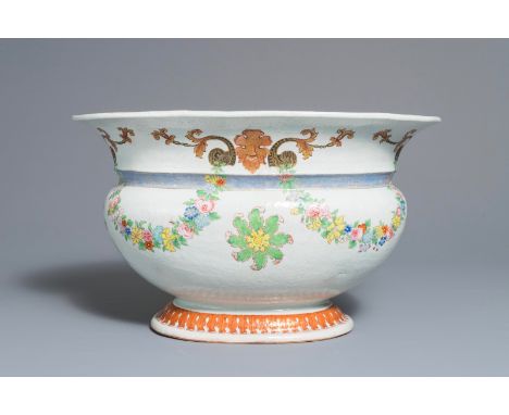 A rare Chinese famille rose 'Pronk'-style wine cooler, Qianlong, ca. 1740 L.: 47,5 cm - W.: 33,5 cm - H.: 28,5 cm  Provenance