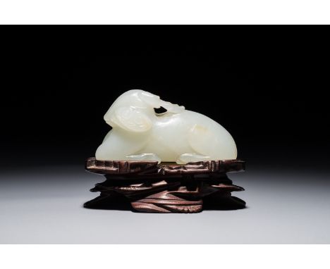 A Chinese jade carving of a ram on wooden base, 19th C. Dim.: 6 x 2 x 3 cm (excl. stand) Dim.: 7 x 3 x 5 cm (incl. stand) We 