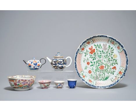 A Chinese famille verte dish, a mandarin bowl, two teapots and four cups, Kangxi and later Dia.: 39 cm (the dish)H.: 9 cm - D