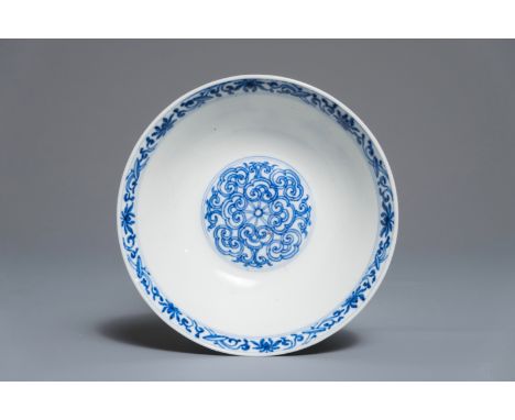 A Chinese blue and white bowl with taoist symbols, Jiajing mark, Kangxi Dia.: 11,5 cm - H.: 3,5 cm We have more lots availabl