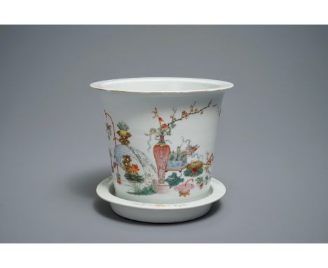 A fine Chinese famille rose planter on stand, Hongxian mark, 20th C. H.: 20,5 cm (incl. stand) - H.: 19 cm, Dia.: 22,5 cm (th
