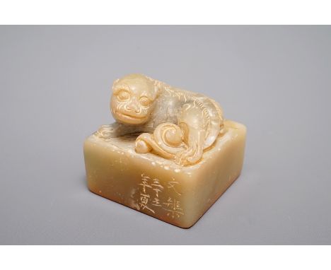 An inscribed and dated Chinese Shoushan stone seal with a Buddhist lion Dim.: 3,5 x 3,5 x 3,5 cm We have more lots available 