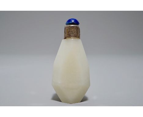 A Chinese silver-mounted jade snuff bottle, 19th C. H.: 7,5 cm We have more lots available exclusively on our website www.rm-