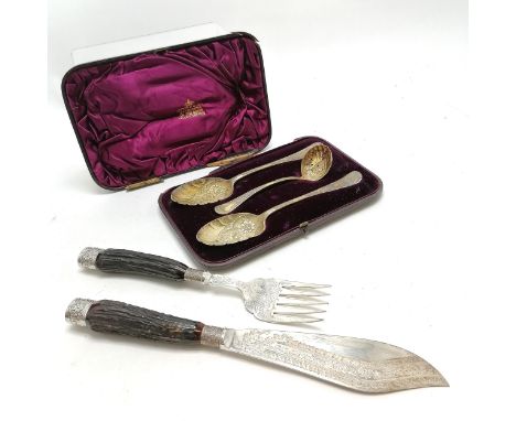 Cased set of Mappin &amp; Webb silver plated &amp; gilt pair of berry spoons + sifter - case a/f t/w good quality pair of fis