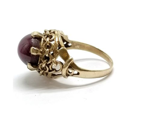 9ct marked gold cabochon ruby stone set ring - size P½ &amp; 5.7g total weight 