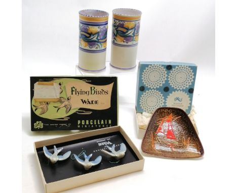 Wade boxed set of flying birds t/w boxed Poole pottery Aegean pattern dish &amp; pair of Poole pottery vases (16.5cm high) 