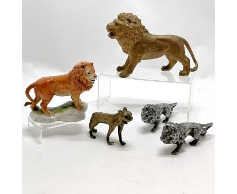 Cast metal gold painted figure of a lion 23cm long, pair of metal lions, Felis Leo ceramic lion and a brass cat 