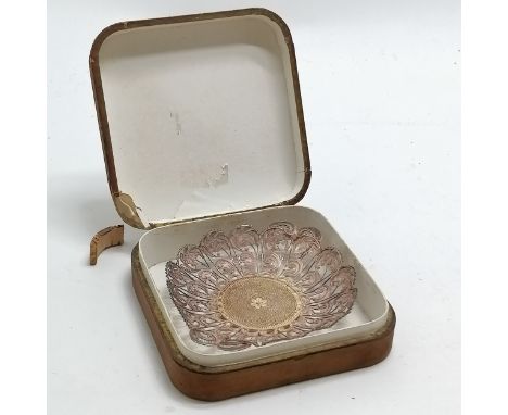 Antique unmarked silver filigree dish with 2 stylised handles - 14cm across &amp; 45g in original box (1 damaged corner) 