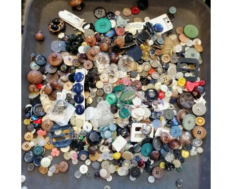 Quantity of buttons incl Glass Developments Ltd London art glass button 4cm diameter 