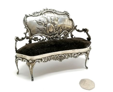 1901 silver model of a salon sofa / pin cushion with Reynolds winged childrens heads decoration by William Comyns - 16cm acro