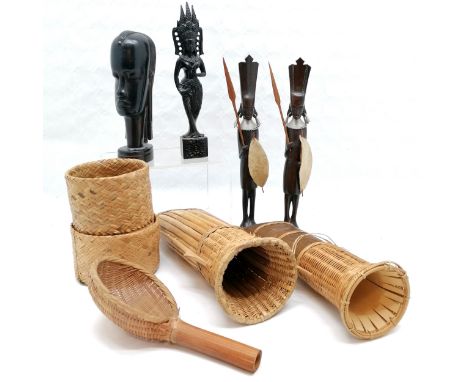 African hardwood head 25 cm high, 8 cm wide, 3 figures, t/w 2 bamboo arrow carriers, basket and a bamboo scoop.